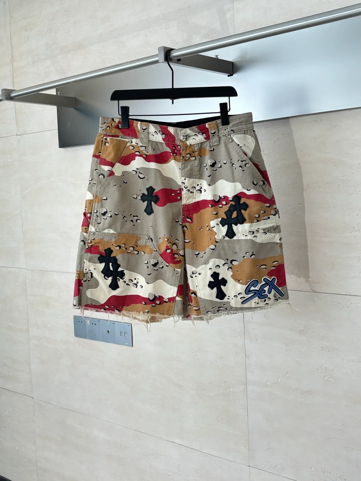 P500 Chrome Heart*/Chrome Heart CH leather camouflage shorts were purchased and developed from a Los Angeles agent for US$2,980. This style is made of custom-made military canvas fabric, restored 1:1 according to the original model, and printed with camouflage patterns. The customization period for the hem sex pattern stamp is 20 days, the minimum order is 1800 pieces, and the color plate is matched. The hardware buckles are all made of electroplated 925 silver material, the weight is perfectly restored, and they are aged and oxidized to black.  Size：S/M/L/XL
